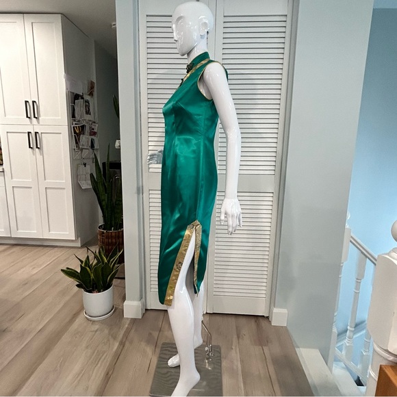 Vintage Emeral Green Silk Qipao (Cheongsam) - Picture 2 of 16